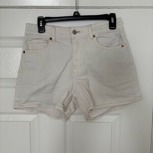 H&M Women's Cream Shorts Size 6